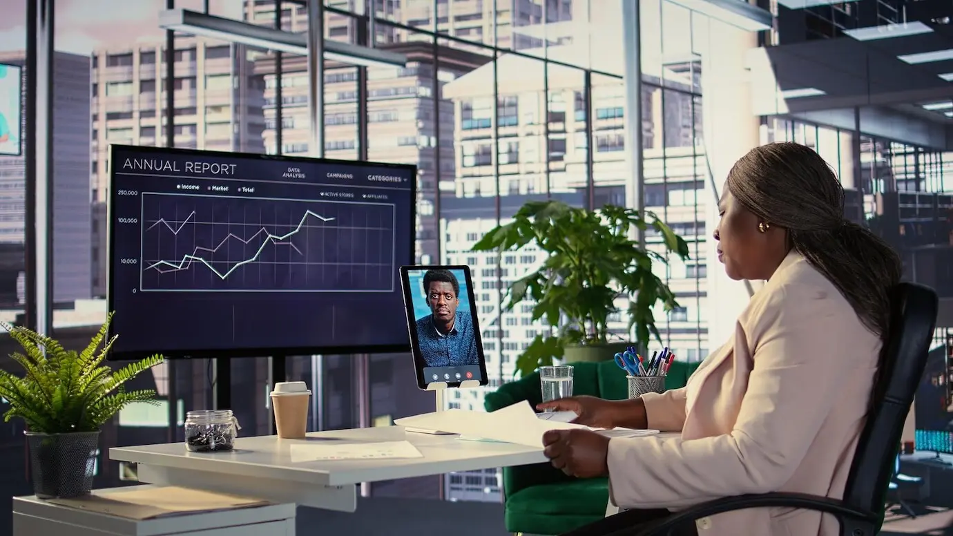 Schwarzer Unternehmer, der einem Aktionär eine neue Projektidee präsentiert.