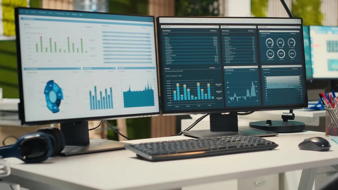 Leeres, professionelles Büro mit Hightech-Technologie und zwei Monitoren, das für die Geschäftsentwicklung genutzt wird.