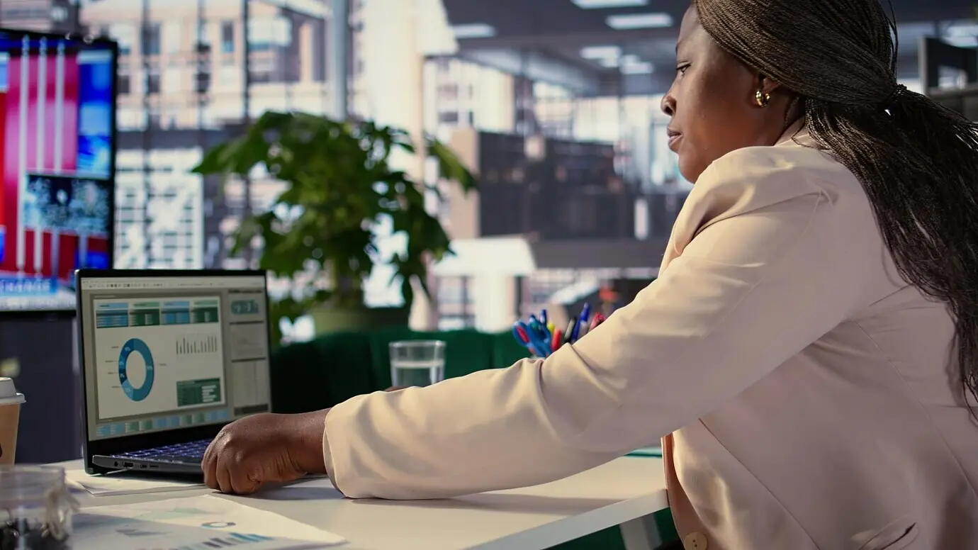 Der Generaldirektor zeichnet Arbeitsverträge ab und genehmigt Anträge der Mitarbeitenden.